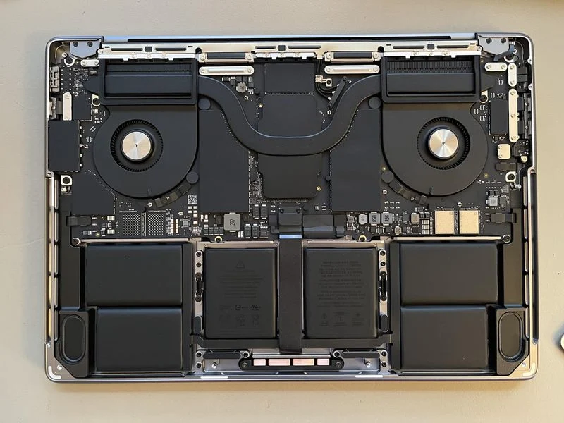 新款苹果 MacBook Pro 14/16 内部结构