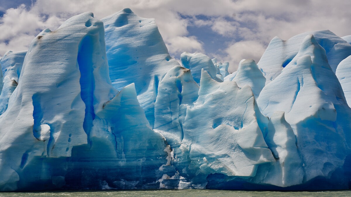 冰山巨大的浮冰