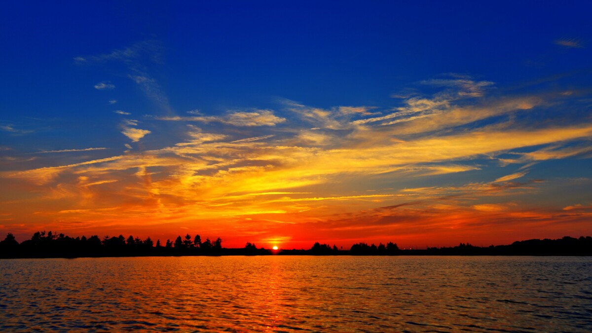 日落湖黄昏