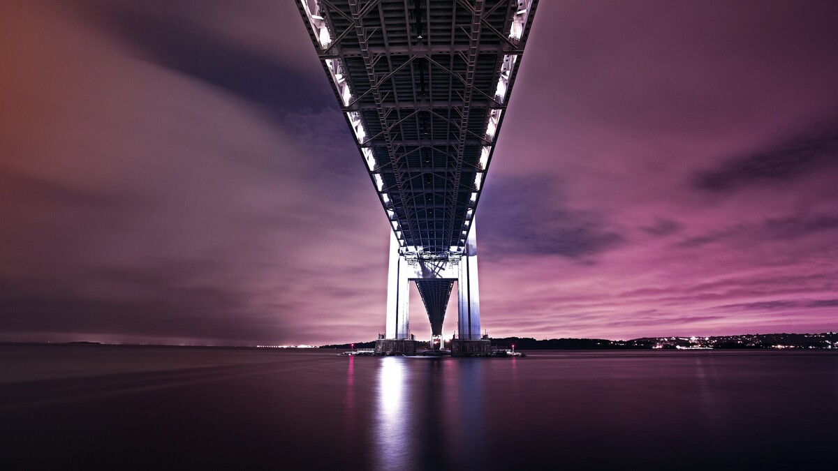 桥紫色的夜晚