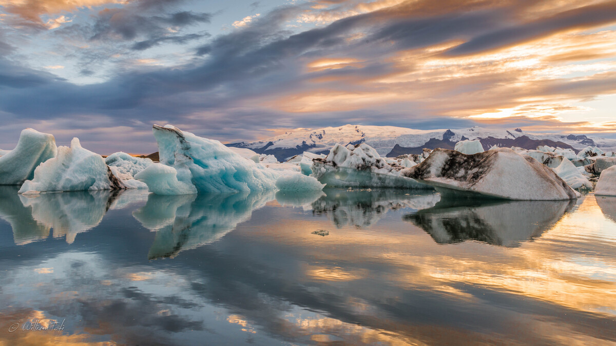 冰河湖冰山反射