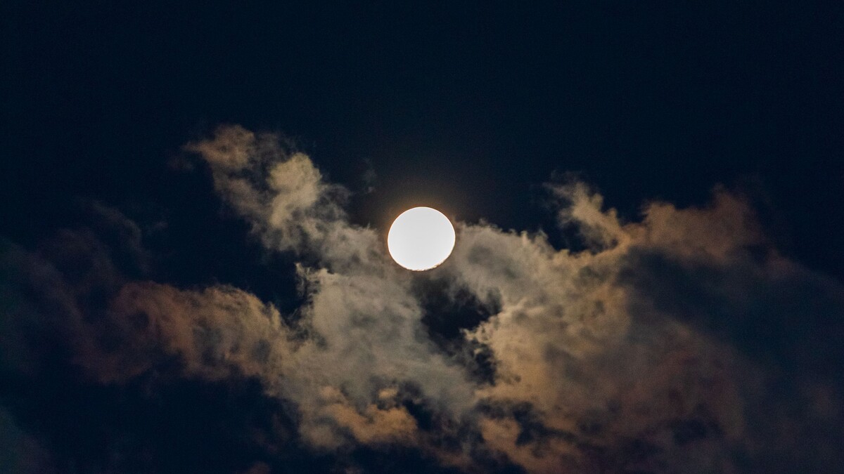月球满月云