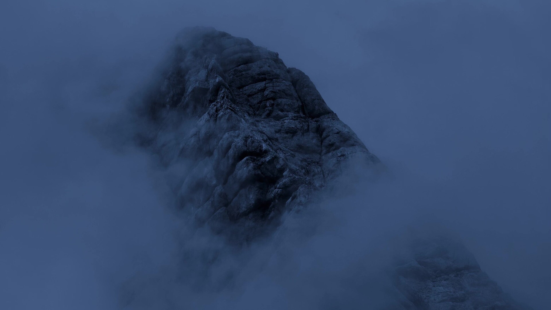 云雾缭绕的高山Mac动态壁纸