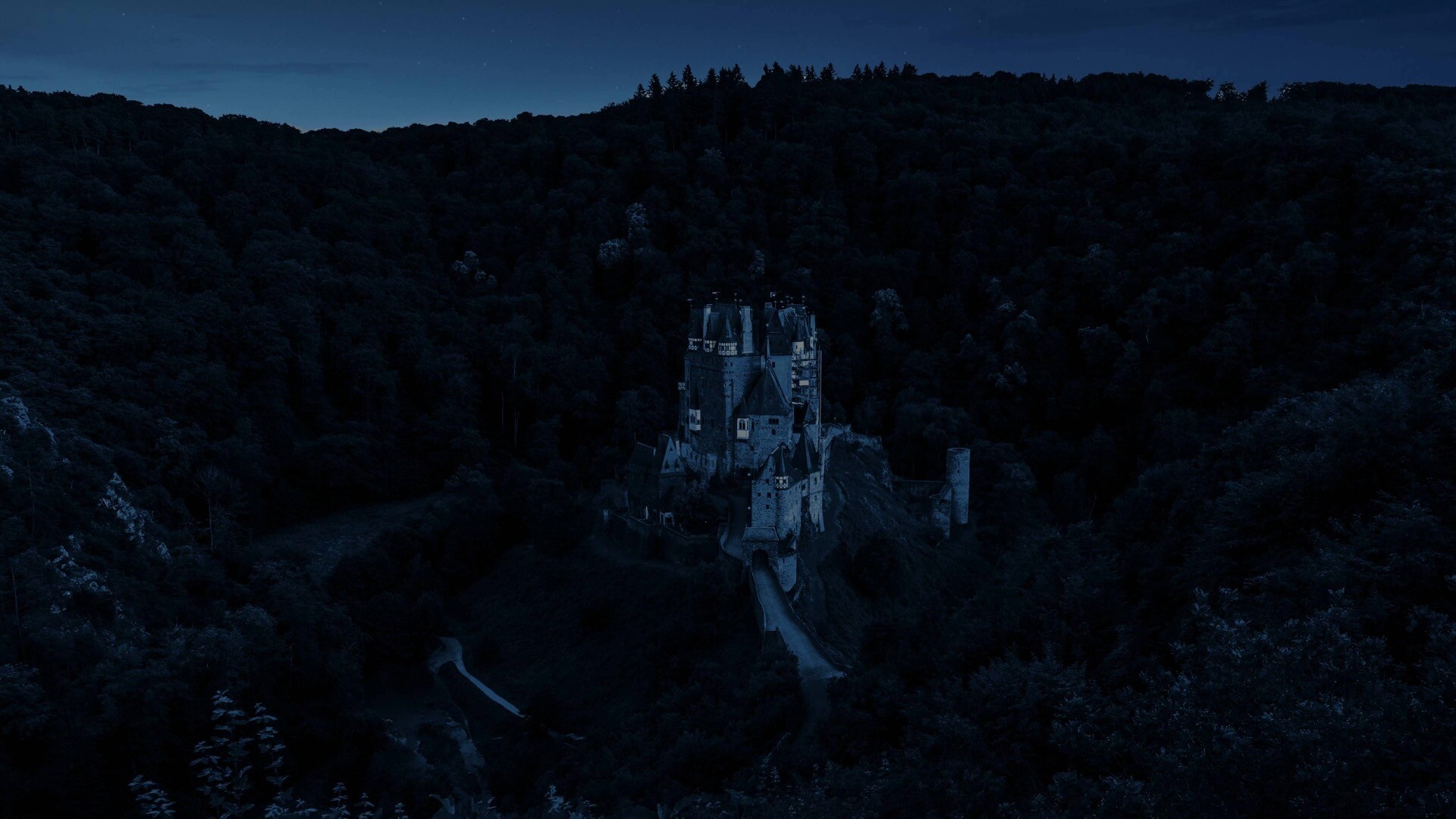 山林中的孤岛：埃尔茨城堡高清Mac动态壁纸